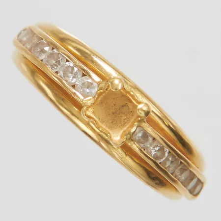 Ring, Ø17-, bredd: 2,6-5,7mm, vita stenar, saknar mittsten, 18K Vikt: 1,3 g