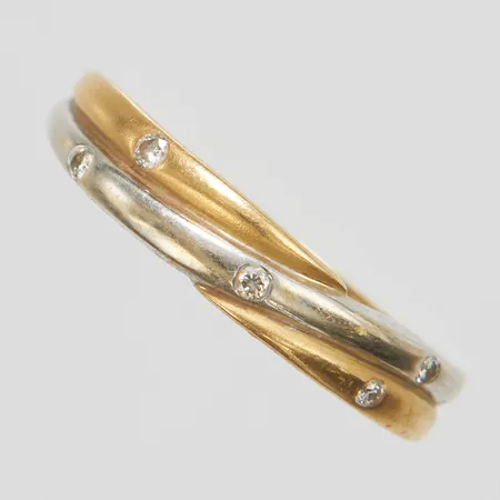 Ring, tvåfärgad, diamanter 2 x ca.0,02ct samt 3 x ca.0,01ct, Ø18¾, bredd: 2,5-4,5mm, svenska stämplar, 18K Vikt: 4 g