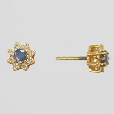 Karmoséörhängen med safirer samt diamanter 16 x ca.0,015ct, Ø7,5mm, saknar snurrebussar, 18K Vikt: 1,6 g