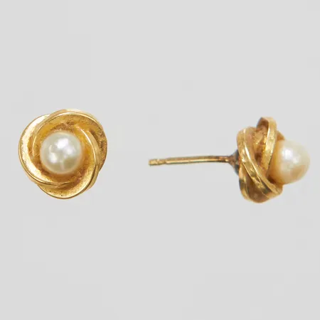 Örhängen med odlade saltvattenpärlor, motiv Ø8mm, skeva stift, saknar snurrebussar, 18K Vikt: 1 g