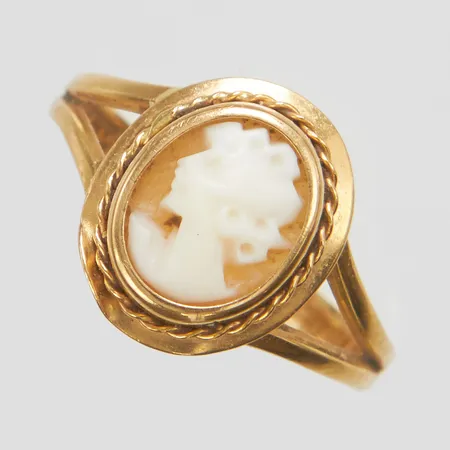 Ring med snäckskalskamé, Ø17½, bredd: 2,2-13mm, svenska stämplar, skada på guldramen, 18K Vikt: 2,2 g