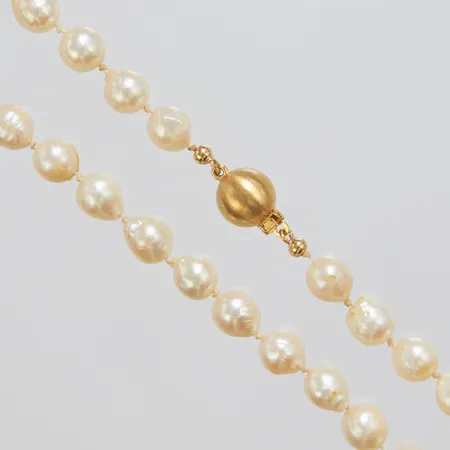 Pärlcollier med semibarocka odlade saltvattenpärlor, längd: 47cm, Øca.6-7mm, guldlås 18K, några pärlor skadade, i behov av omträdning, bruttovikt 23,1g.