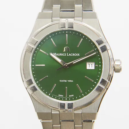 Herrur Maurice Lacroix Aikon, stål, quartz, 40mm, ref: AI1108, snr: bb05280, datum, stållänk, dubbelviklås, två extra länkbitar, certifikat daterat 5/6-24 Stjärnurmakarna, etui.