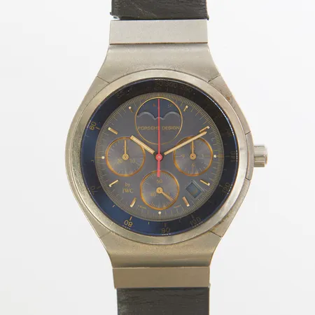 Herrur Porsche design by IWC, titan, quartz, 35,9mm, snr: 2510565, kronograf, datum, månfas, läderband samt bygelspänne ej original, etui, inga övriga tillbehör.