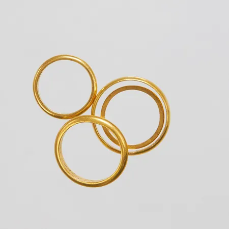 4 Ringar, släta, personliga gravyrer, 23K Vikt: 22,6 g