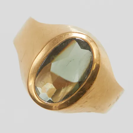 Ring med grön syntetisk spinell, Ø20¾, bredd: 3,7-15,2mm, svenska stämplar, 18K Vikt: 4,2 g
