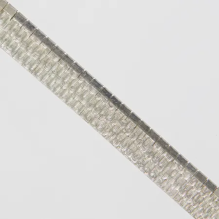 Silvercollier, halvstelt, längd: 41,5cm, bredd: 6,5-9,5mm, något ojämn i länken, 835/1000,  Vikt: 27,5 g
