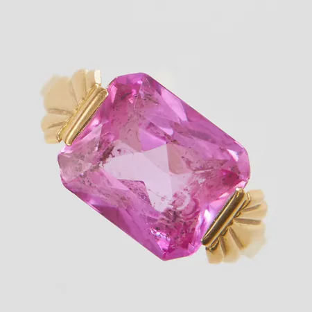 Ring med en rosa syntetisk safir, Ø17+, bredd: 1,9-9,2mm, svenska stämplar, 18K Vikt: 3,1 g