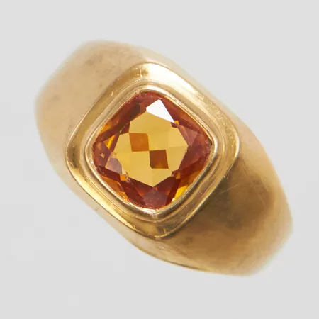 Ring med en gul syntetisk safir, Ø17¾, bredd: 2,6-10,3mm, svenska stämplar, 18K Vikt: 2,8 g