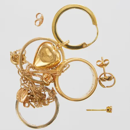 Diverse guld, defekt, personliga gravyrer, 18K Vikt: 20,6 g