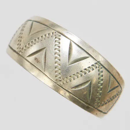 Silverring med mönsterdekor, Ø16½, bredd: 3,8-8,5mm, svenska stämplar, storleksändrad, 830/1000 Vikt: 1,8 g