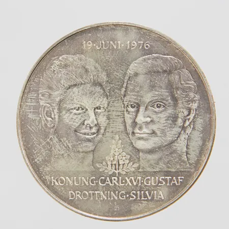 Minnesmynt, Ø36mm, Det Kungliga bröllopet, Konung Carl XVI Gustaf Drottning Silvia 19 Juni 1976, nominellt värde 50kr, Sveriges Riksbank, silver 925/1000 Vikt: 27 g