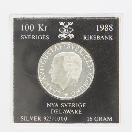 Minnesmynt, Ø32mm, Nya Sverige Delaware, Carl XVI Gustaf Sveriges Konung, år 1988, nominellt värde 100kr, Sveriges Riksbank, silver 925/1000, plastetui Vikt: 16 g