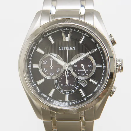 Herrur Citizien, Ø 43mm, quartz, eco-drive, kronograf, datum, titanium, refnr: 	CA4010-58E, serienr: 841030020, titan länk samt viklås, extra länkbitar, box.