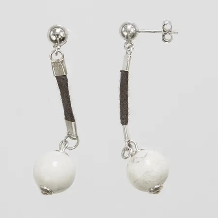 Silverörhängen med vita howlitkulor Ø10,4mm, längd: 48,5mm, textildetalj, 925/1000 Vikt: 4,9 g