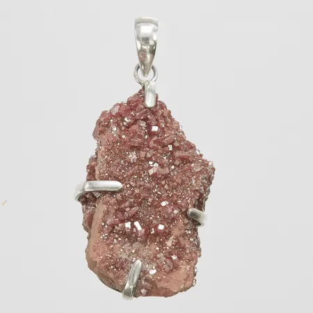 Silverhänge med kristallkluster, möjligen vanadinit, 57x27mm, bruttovikt 32,2g Vikt: 32,2 g