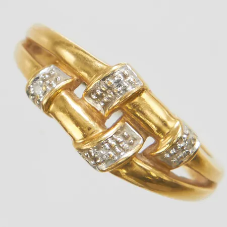 Ring, Ø17¾, bredd: 2,3-8mm, diamanter 4 x ca.0,003ct, 8/8-slipade, CGH, 18K Vikt: 3,9 g