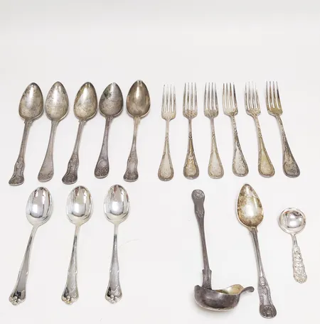 Diverse silverbestick, udda, personliga gravyrer, missfärgningar, 830/1000 Vikt: 1008,8 g