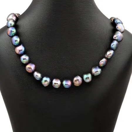 Collier, OLE LYNGGAARD Danmark, längd 41 cm inkl. dobbar, sötvattenspärlor, fin lyster, varierande bredd 12,5-13,5 mm, fint skick, vikt 65,8 gram