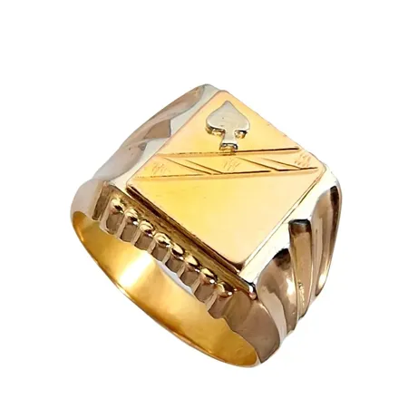 Klackring, herrmodell, 18K guld, Ø20,0 mm, bredd 5-16 mm, platta med diagonalt mönster samt spader i upphöjd relief (vitguld) Vikt: 9,1 g