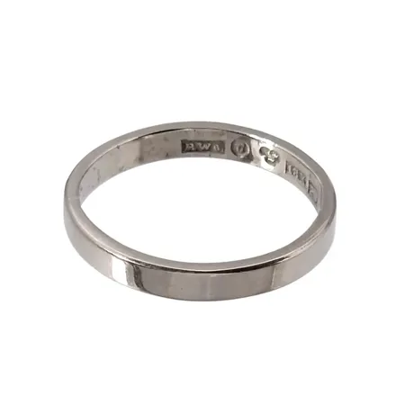 Ring, 18K vitguld, slät modell, Ø16¼ mm, bredd 2,5 mm Vikt: 2,5 g