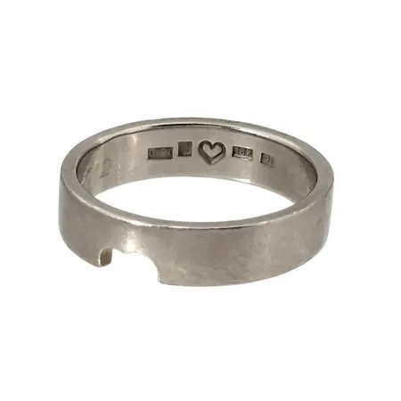 Ring, 18K vitguld, defekt, gravyr Vikt: 6,5 g