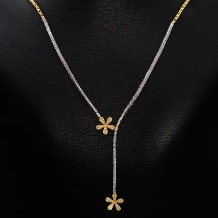 Collier, 18K guld, tvåfärgad modell, dekor i form av blommor Ø 11 mm, vita stenar, längd knäppt 43 cm, bredd 1,6 mm, fint skick, stenar utan anmärkning Vikt: 14,3 g