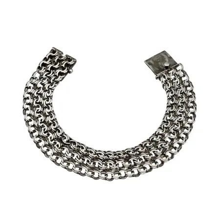 Armband Bismarck, treradig modell, silver, längd 20,5 cm, defekter/bruksmärken, låsåtta saknas  Vikt: 27,6 g