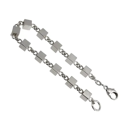 Retro Armband - ARVO SAARELA ENKÖPING 1967 (R9), silver, modell med massiva kuber, längd 21,5 cm, kuber mått 6,5x6,5 mm, tydliga tillverkarstämplar, lås utbytt, för övrigt i fint skick Vikt: 36,6 g