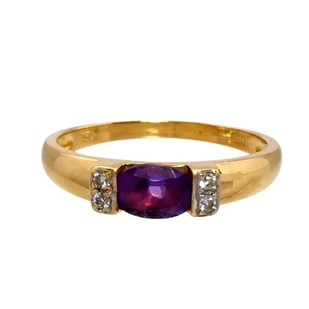 Ring, 18K guld, Ametist 4 x 5,5 mm, Diamanter 4 x 0,005ct, Guldfynd (GHA), Ø mellan 17¾ och 18,0 mm, bredd 2-4 mm, fint skick, stenar utan anmärkning Vikt: 2,7 g