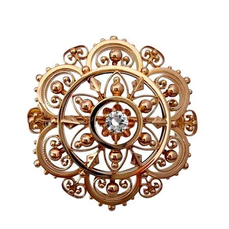 Brosch, 14K guld, vit sten Ø 3 mm, broschens diameter 26 mm, fint skick Vikt: 4,4 g
