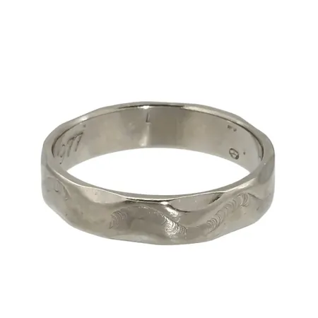 Ring, 18K vitguld, mönstrad runtom, svensk kontrollstämpel, Ø16¼ mm, bredd 4 mm, gravyr Vikt: 3,2 g