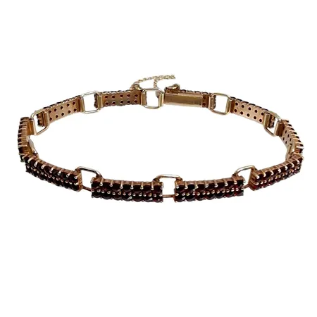 Armband med Granater, förgyllt silver 830/1000, inre mått 18,5 cm, bredd 5-6,5 mm, tillverkarstämpel HE, stenar utan anmärkning, säkerhetskedja, fint skick  Vikt: 11,8 g