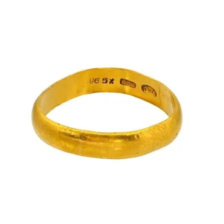 Ring, 23K guld, defekt, gravyr Vikt: 7 g