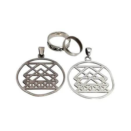 Silversmycken, merparten 925/1000, bruksmärken/ojämnheter  Vikt: 22,2 g