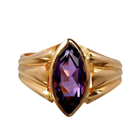 Antik Ring, 18K guld, Ametist 5x10 mm, Guldsmed Otto Holm Lund 1904, svensk kontrollstämpel, Ø19½ mm, bredd 4,5 - 12 mm, samtida gravyr, mycket fint skick, sten utan anmärkning Vikt: 4,8 g