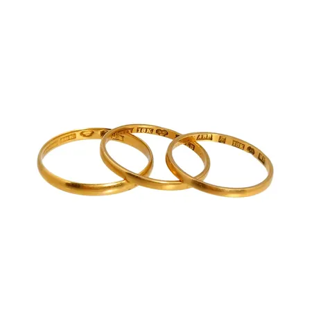 Ringar, tre st, 18K guld, slitage och gravyrer Vikt: 4,6 g
