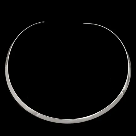 Halsring, silver 925/1000 (sterling) stel modell, inre mått 39,5 cm, bredd 4,5 mm, oidentifierad tillverkarstämpel, fint skick  Vikt: 16,2 g Skickas med paket.