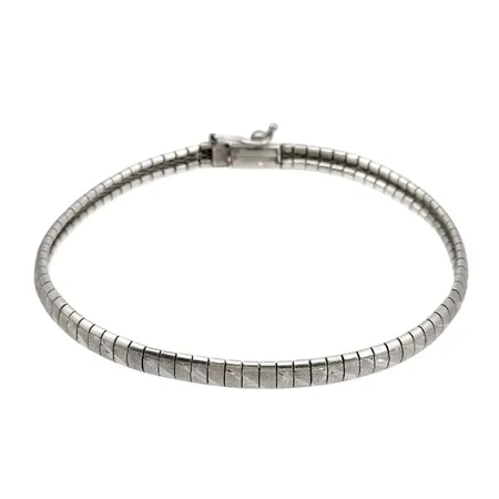 Armband, silver 835/1000, mönstrad dekor, svensk kontrollstämpel, längd knäppt 19,5 cm, bredd 4 mm, fint skick Vikt: 10,2 g
