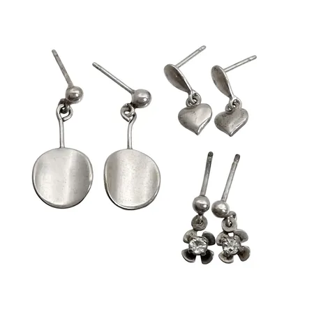 Örhängen, tre par, silver, storlek 5x11 mm / 6x16 mm / 10x23 mm, ploppar saknas Vikt: 3,5 g