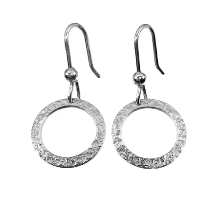 Örhängen, ett par, silver 925/1000, strukturmönstrad dekor, Guldfynd (GHA), längd 31 mm, cirklarnas diameter 15 mm, fint skick Vikt: 2 g