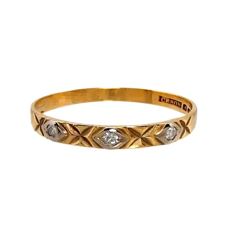 Ring, 18K guld, Diamanter 3 x 0,01ct, Ceson Guldvaru Ab, svensk kontrollstämpel, Ø18,0 mm, bredd 2 mm, gravyr Vikt: 1,1 g