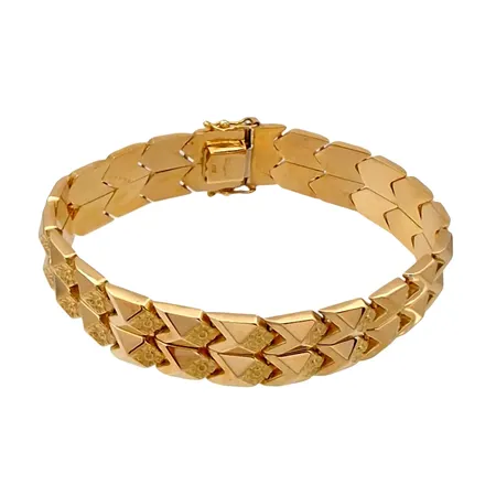 Armband, 18K guld, mönstrad dekor, Italien, övriga stämplar otydliga, längd knäppt 19,5 cm, bredd 14 mm Vikt: 32,3 g