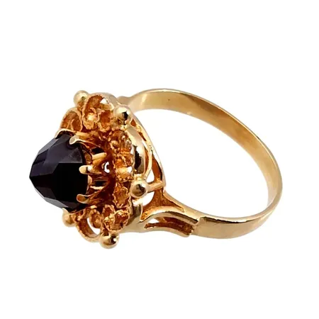 Ring, 14K guld, Granat Ø 7 mm, dekorerad fattning 14x16 mm, Ø17¾ mm, skenans bredd 2,3 - 3 mm, fint skick Vikt: 4,3 g