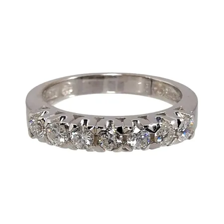 Diamantring, 18K vitguld, Diamanter 7 x 0,06ct - stämplad 0,42 på skenans insida, Guldvaruaktiebolaget G. Dahlgren & Co Ab, Malmö, svensk kontrollstämpel, Ø16¼ mm, bredd 2,7 mm Vikt: 4,1 g