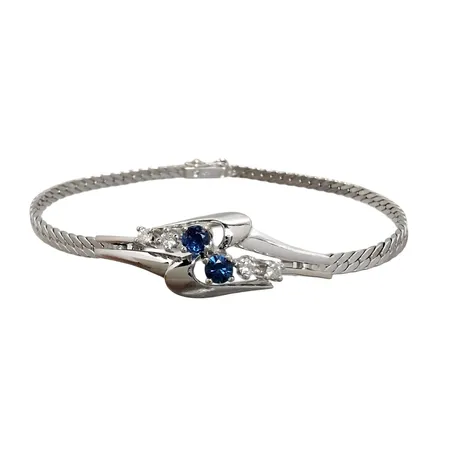 Armband, 14K vitguld, två Safirer Ø 3 mm, Diamanter 4 x 0,03ct, längd knäppt 17,5 cm, bredd 3-11 mm, stenar utan anmärkning, mycket fint skick Vikt: 10,4 g