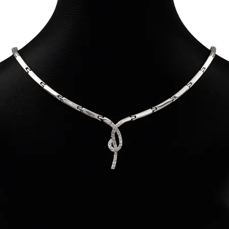 Collier, silver 925/1000, vita stenar, längd 45,5 cm, bredd 3 mm, dekor längd 30 mm, tillverkarstämpel JOA, samtliga stenar i behåll, fint skick, sparsamt använd Vikt: 30,3 g