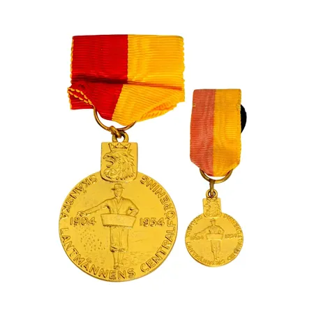 Medalj + tillhörande miniatyr, förgyllt silver, Skånska Lantmännens Centralförening, namngravyr, bruttovikt med band 27,8 gram