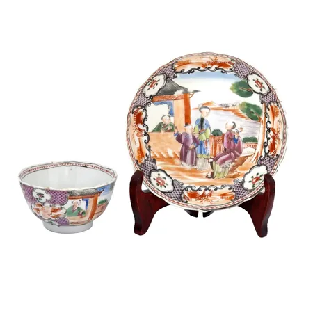 Kopp med tillhörande fat, Kina - Qianlong (1736-1795), porslin, kopp höjd 4,5 cm, Ø8,5 cm, fat Ø13,5 cm, båda delarna med sliten förgyllning på övre kant, kopp med någon minimal ytlig sprickbildning (syns enbart på insidan), fat med minimalt mikronagg på ovankant, bruksskick, vikt omkring 187 gram