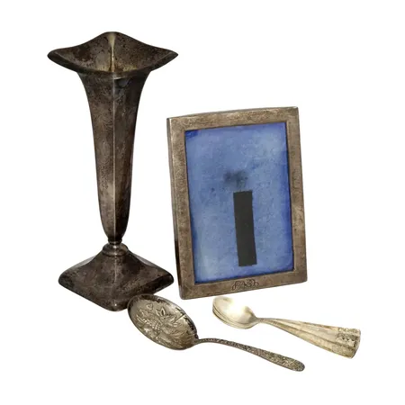 Diverse silverföremål, 830-925/1000, vas med fylld botten, bruksmärken, gravyr, bruttovikt 357,5 gram